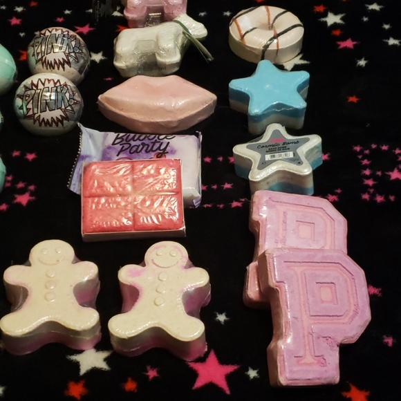 Bathbombs from pink store - Picture 3 of 3